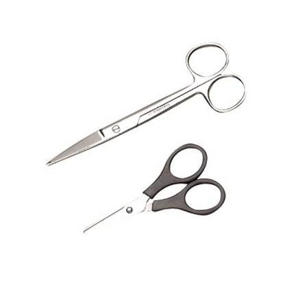 Gerade Verbandschere mit gerader Schneide und Fingerringen, silbern oben, schwarz unten