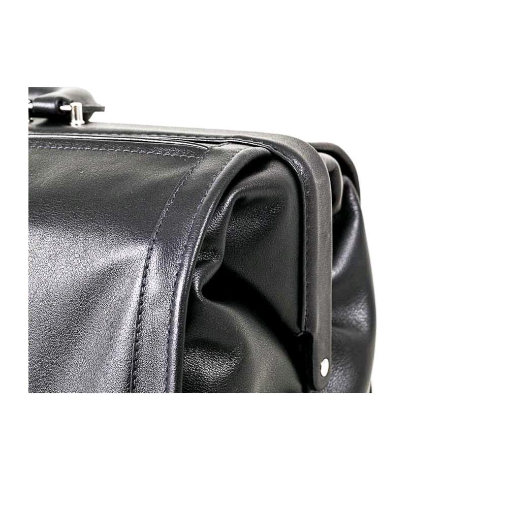 Doktortasche in Schwarz, Nahaufnahme am Außenrand mit Öffnung