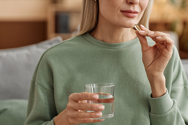 Eine Frau kann Nahrungsmittel kaufen und mit Wasser einnehmen