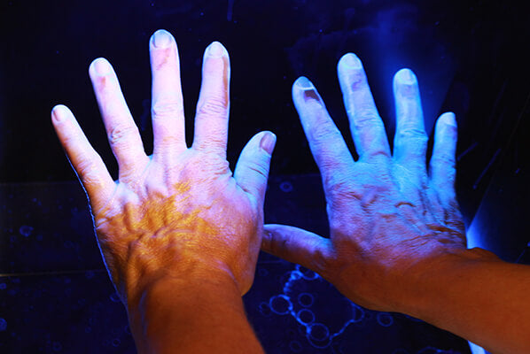 Hygienekontrolle unter UV-Licht